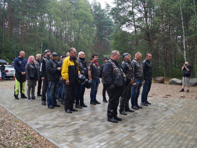III Motoatomowy Zlot Motocyklowy Tychowo - Podborsko. Uczestnicy zlotu składają kwiaty pod pomnikiem Stalag Luft IV w Modrolesie