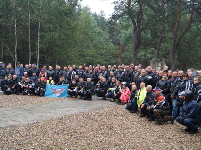 III MOTOATOMOWY ZLOT MOTOCYKLOWY TYCHOWO - PODBORSKO - wspólne zdjęcie motocyklistów przed pomnikiem Stalag Luft IV w Modrolesie