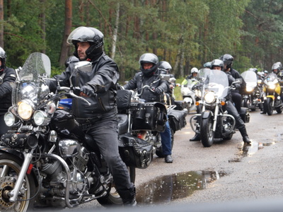 III Motoatomowy Zlot Motocyklowy Tychowo - Podborsko.  Na zdjęciu przejazd motocyklistów.