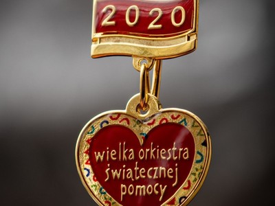 Na zdjęciu złote serduszko Wielkiej Orkiestry Świątecznej Pomocy z 2020 roku