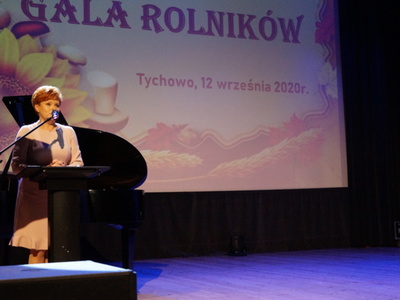 Na scenie Gminnego Ośrodka Kultury w Tychowie Dyrektor Lucyna Michalak