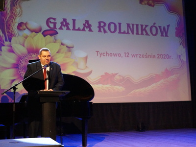 Na scenie Gminnego Ośrodka Kultury w Tychowie przemawia Starosta Białogardzki Piotr Pakuszto