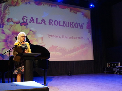 Na scenie Gminnego Ośrodka Kultury w Tychowie przemawia Anna Rydzkowska Przewodnicząca PRZIR w Białogardzie 