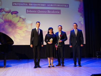 Wyróżnieni w kategorii „Przyjazna środowisku agroturystyka”  Państwo Jolanta i Janusz Brodowie w towarzystwie Roberta Falany i  Pawła Kowalskiego