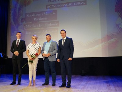 Wyróżnieni w kategorii „Różnorodność upraw” Państwo Katarzyna i Arkadiusz Korolakowie w towarzystwie  Roberta Falany i Pawła Kowalskiego