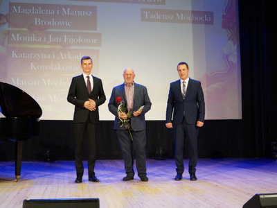 Wyróżniony w kategorii „Różnorodność upraw” Pan Tadeusz Mochocki w towarzystwie  Roberta Falany i Pawła Kowalskiego