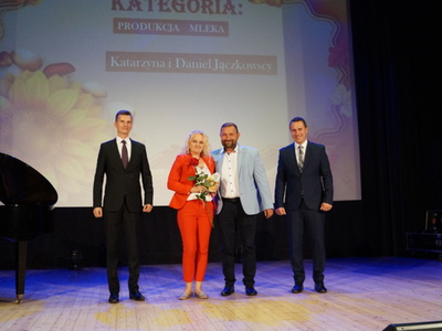 Wyróżnieni w kategorii „Produkcja mleka” Państwo Katarzyna i Daniel Jączkowscy w towarzystwie Roberta Falany i Pawła Kowalskiego
