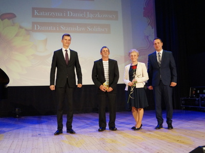 Wyróżnieni w kategorii „Produkcja mleka” Państwo Danuta i Stanisław Solińscy w towarzystwie Roberta Falany i Pawła Kowalskiego
