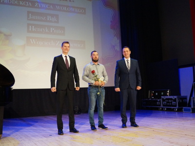 Wyróżniony w kategorii „Produkcja żywca wołowego” Pan Wojciech Zienkiewicz w towarzystwie Roberta Falany i Pawła Kowalskiego