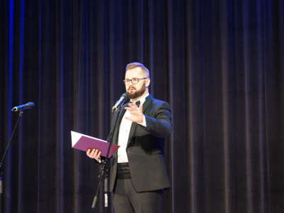 Na scenie Gminnego Ośrodka Kultury w Tychowie Kamil Pękala