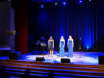 Na scenie Gminnego Ośrodka Kultury w Tychowie zespół Bellcanti w składzie: Magdalena Chmielewska, Barbara Lewicka i Karolina Sołomin