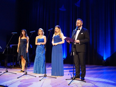 Na scenie Gminnego Ośrodka Kultury w Tychowie zespół Bellcanti w składzie: Magdalena Chmielewska, Barbara Lewicka i Karolina Sołomin oraz Kamil Pękala