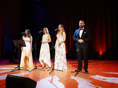Na scenie Gminnego Ośrodka Kultury w Tychowie zespół Bellcanti w składzie: Magdalena Chmielewska, Barbara Lewicka i Karolina Sołomin oraz Kamil Pękala