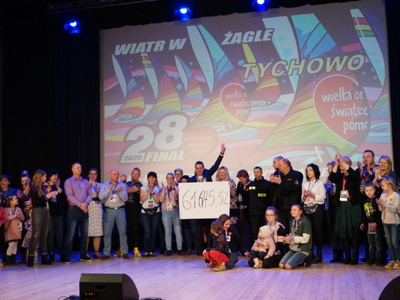 Na scenie sztab WOŚP w Tychowie ogłasza wynki finału
