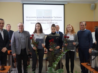 Nagrodzeni sportowcy w towarzystwie burmistrz Roberta Falany, przewodniczącego Rady Miejskiej w Tychowie Pawła Kowalskiego oraz prezesa ULKS Tychowo i rodzica jednej z nagrodzonych dziewcząt