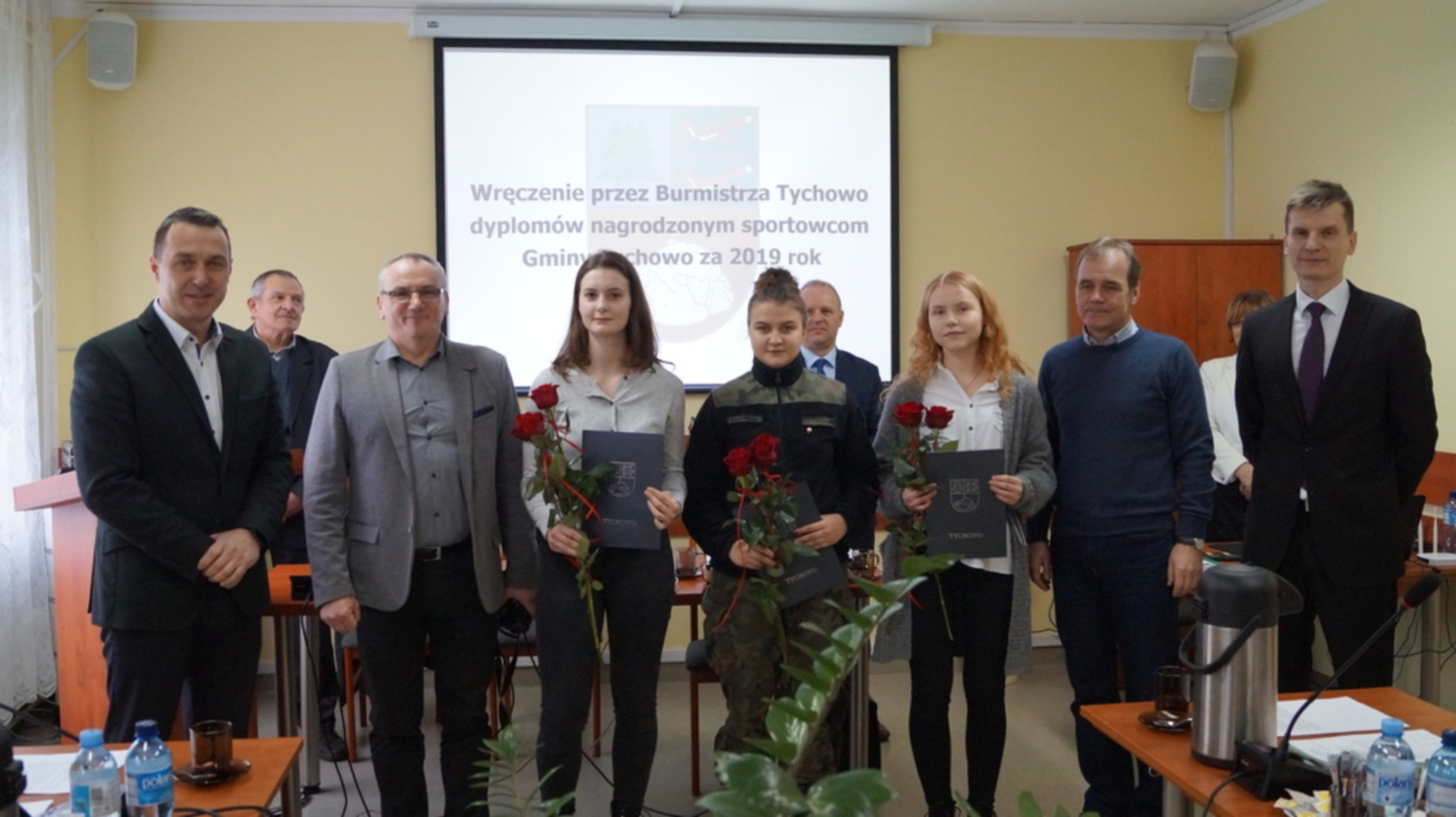 Nagrodzeni sportowcy w towarzystwie burmistrz Roberta Falany, przewodniczącego Rady Miejskiej w Tychowie Pawła Kowalskiego oraz prezesa ULKS Tychowo i rodzica jednej z nagrodzonych dziewcząt
