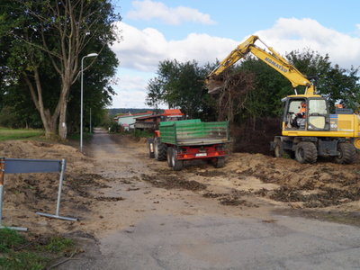 Prace budowlane związane z przebudową drogi gminnej w Liśnicy oraz tablica informująca o dofinansowaniu