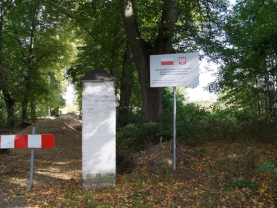 Prace budowlane związane z przebudową drogi gminnej w Liśnicy oraz tablica informująca o dofinansowaniu