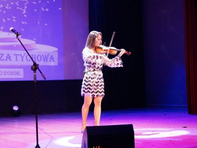 Na scenie Gminnego Ośrodka Kultury w Tychowie Anastazja Studzińska