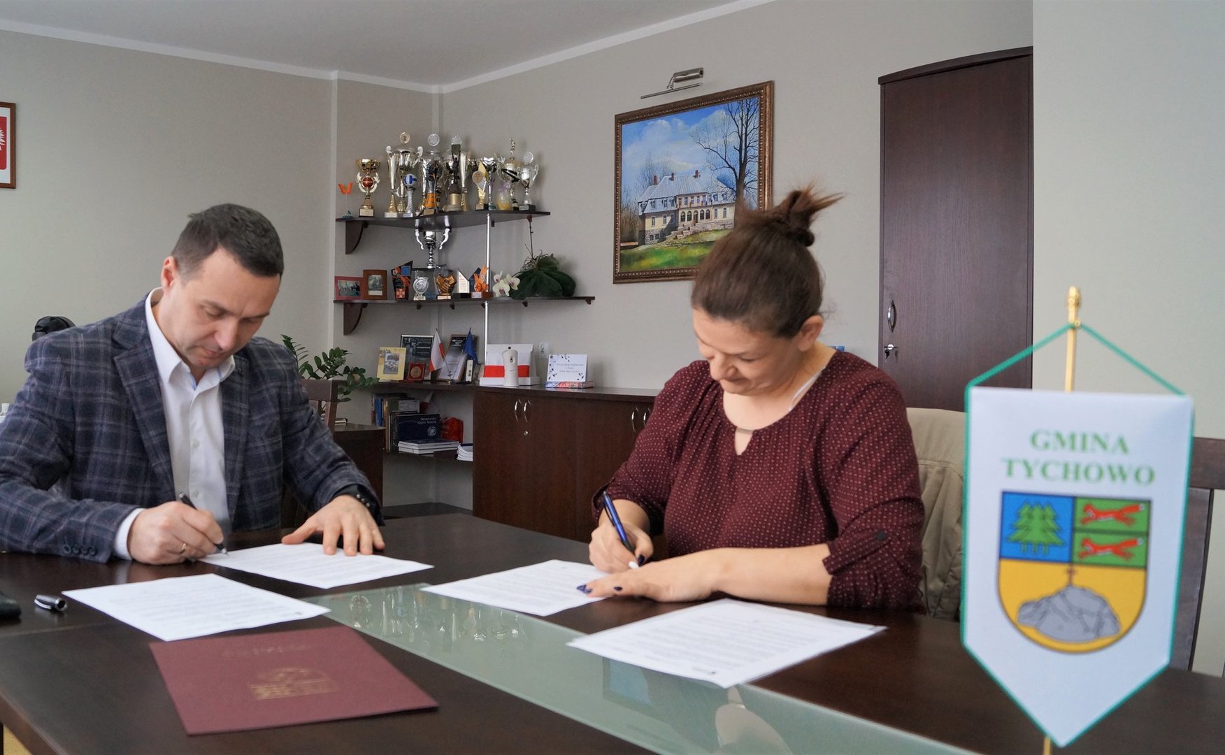 Podpisywanie porozumienie pomiędzy Gminą Tychowo a Kołem Gospodyń Wiejskich „Babeczki” z Dobrowa