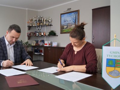 Podpisywanie porozumienie pomiędzy Gminą Tychowo a Kołem Gospodyń Wiejskich „Babeczki” z Dobrowa
