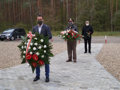 Burmistrz Tychowa, Paweł Urbański i Zbigniew Izraelski składają kwiaty pod pomnikiem w Modrolesie
