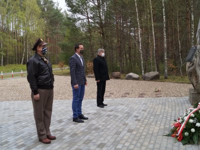 Burmistrz Tychowa, Paweł Urbański i Zbigniew Izraelski składają hołd ofiarom obozu