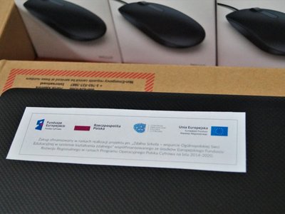 Na zdjęciu naklejka umieszczona na sprzęcie zakupionym w ramach projektu Zdalna Szkoła  informująca o źródle dofinansowania 