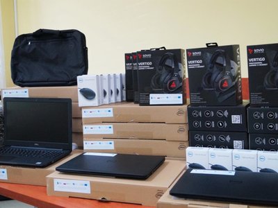 Na zdjęciu sprzęt komputerowy zakupiony w ramach projektu Zdalna Szkoła