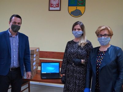 Na zdjęciu burmistrz Robert Falana, dyrektor  Katarzyna Kalbarczyk i dyrektor Jolanta Pawlik