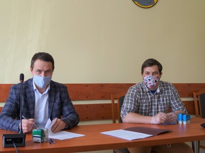 Burmistrz Tychowa Robert Falana i Piotr Sadowski podpisują umowę na opracowanie dokumentacji projektowej