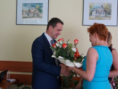 Gratulacje burmistrzowi składa Lucyna Michalak dyrektor Gminnego Ośrodka Kultury w Tychowie