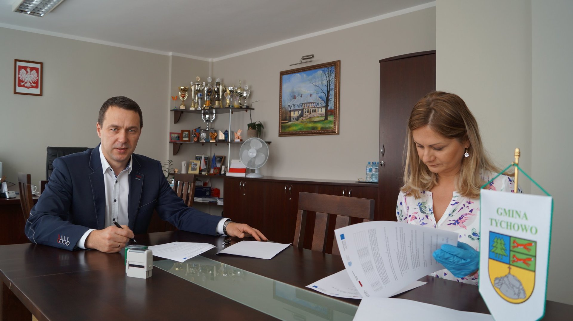 Na zdjęciu burmistrz Robert Falana i dyrektor Katarzyna Kalbarczyk podpisują umowę dotyczącą przekazanie zakupionego sprzętu komputerowego