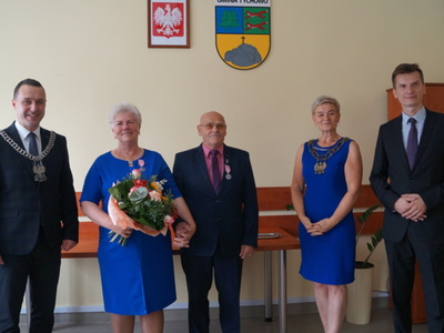 Na zdjęciu Państwo Marianna i Jerzy Napora, Burmistrz Tychowa, Przewodniczący Rady Miejskiej i Kierownik Urzędu Stanu Cywilnego w Tychowie