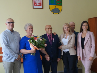 Na zdjęciu Państwo Marianna i Jerzy Napora z rodziną