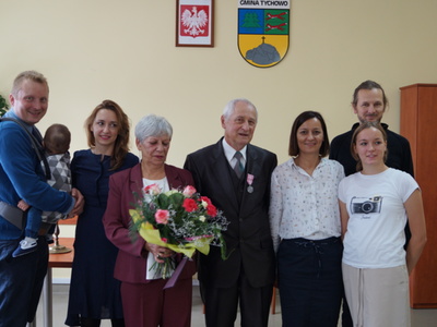 Na zdjęciu Państwo Danuta i Janusz Całużyńscy z rodziną