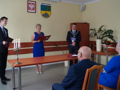 Na zdjęciu Państwo Marianna i Jerzy Napora, Burmistrz Tychowa, Przewodniczący Rady Miejskiej w Tychowie i Kierownik Urzędu Stanu Cywilnego w Tychowie