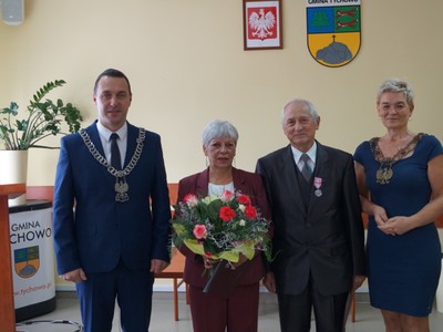 Na zdjęciu Państwo Danuta i Janusz Całużyńscy, Burmistrz Tychowa i Kierownik Urzędu Stanu Cywilnego w Tychowie
