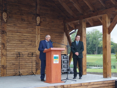 Na scenie Zdzisław Polek Wiceprzewodniczący Rady Miejskiej w Tychowie oraz burmistrz Robert Falana