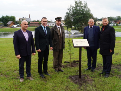 Na pamiątkowym zdjęciu  od lewej Jacek Rudziński, Robert Falana, Jarosław Wasilewicz, Zdzisław Polek i Stanisław Wziatek