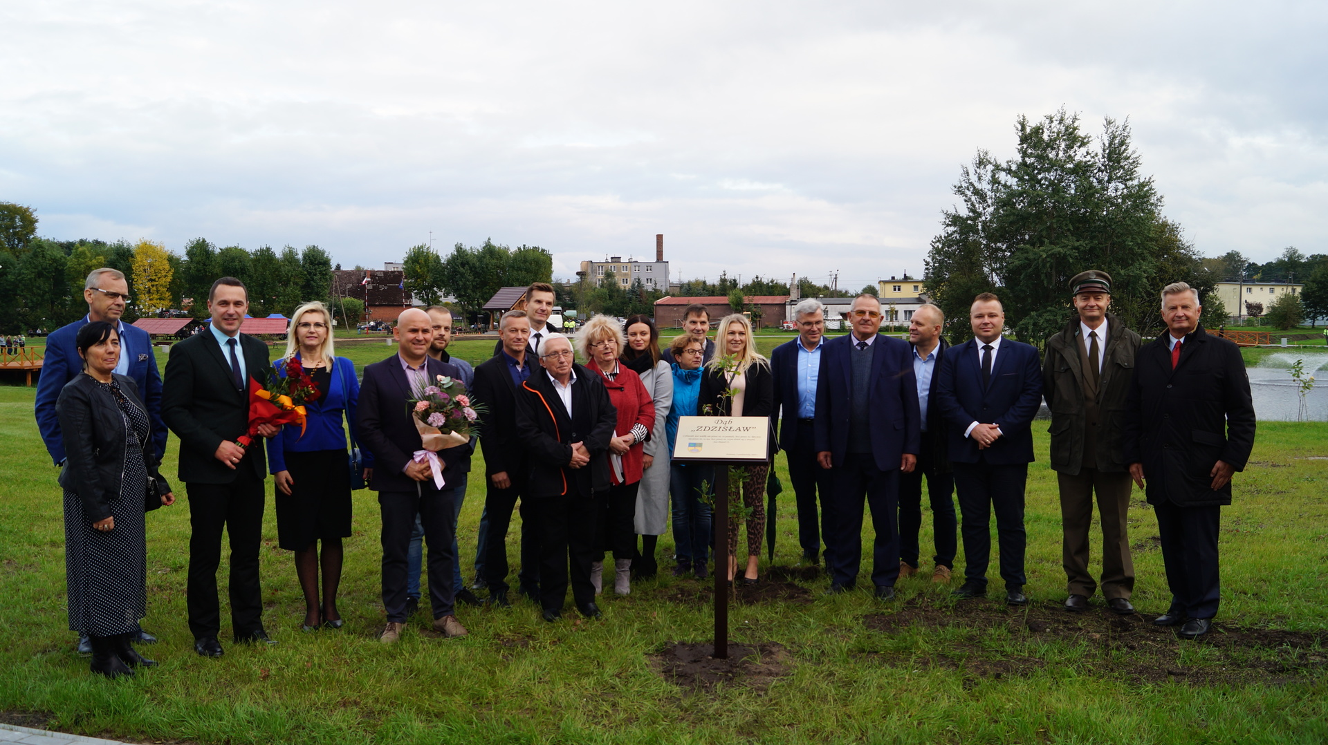 Pamiątkowe zdjęcie uczestników uroczystego otwarcia gminnej inwestycji w w Dobrowie