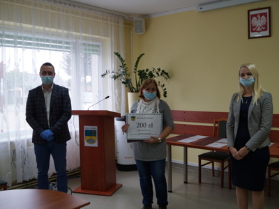 Burmistrz Robert Falana, Sołtys Warnina Katarzyna Woźniak i Milena Mazur Dyrektor Banku Spółdzielczego oddział w  Tychowie