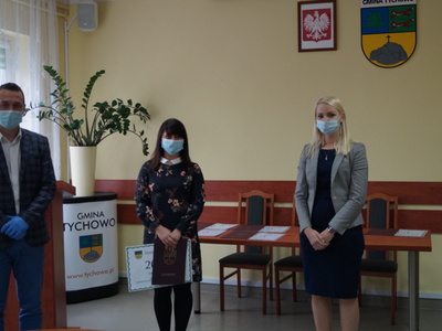 Burmistrz Robert Falana, Sołtys Czarnkowa Ewa Kaźmierczak i Milena Mazur Dyrektor Banku Spółdzielczego oddział w  Tychowie