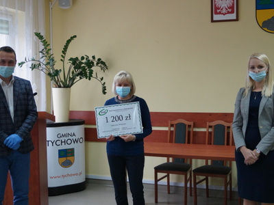 Burmistrz Robert Falana, Sołtys Motarzyna Teresa Jakimiuk i Milena Mazur Dyrektor Banku Spółdzielczego oddział w  Tychowie