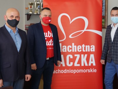 Zastępca burmistrza Jacek Rudziński, lider Szlachetnej Paczka rejonu Tychowo Dominik Boszko i burmistrz Robert Falana