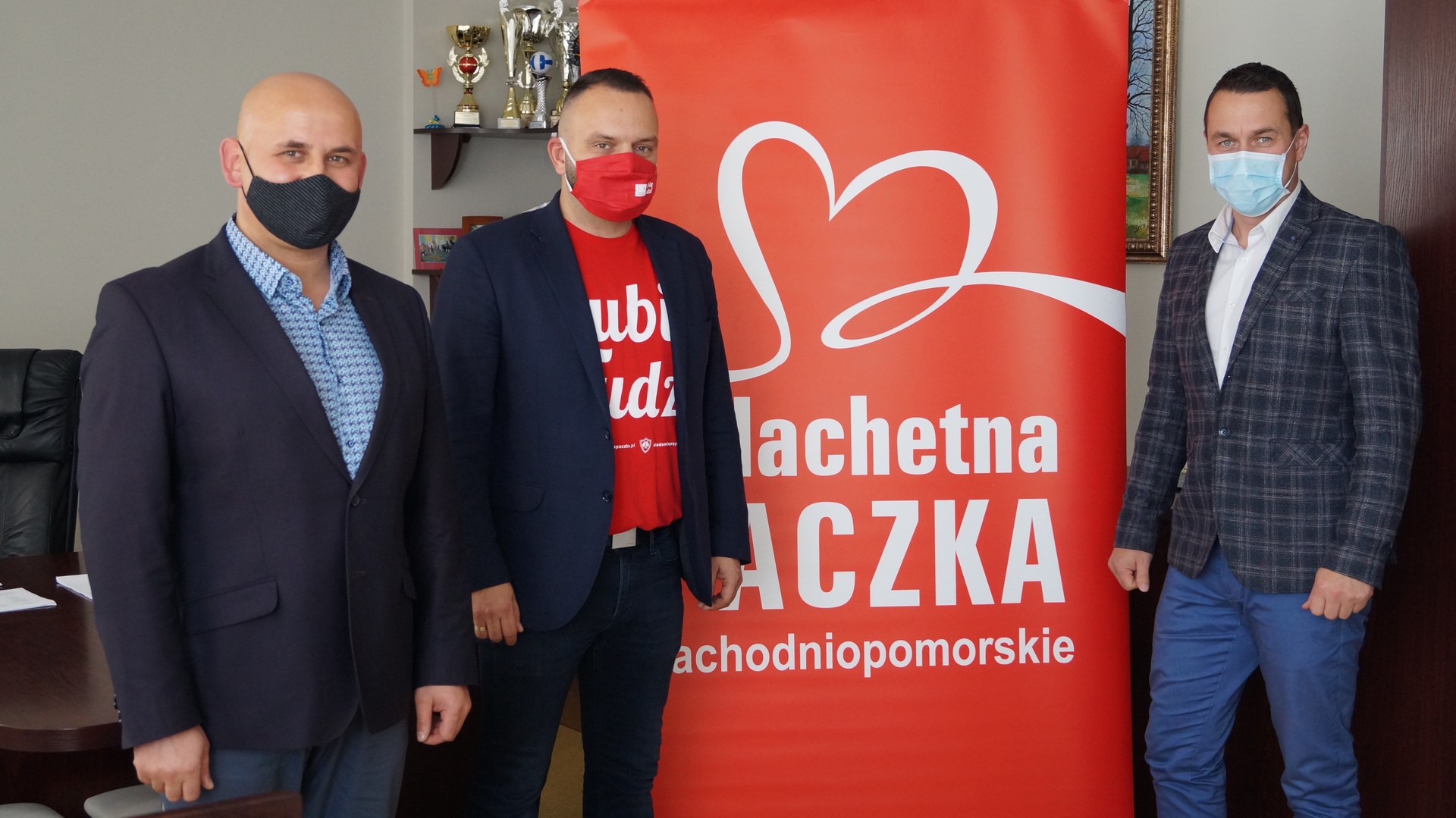 Zastępca burmistrza Jacek Rudziński, lider Szlachetnej Paczka rejonu Tychowo Dominik Boszko i burmistrz Robert Falana