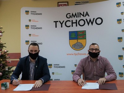Na zdjęciu burmistrz Robert Falana i pełnomocnik firmy Ursus Dystrybucja Dawid Pac podpisują umowę