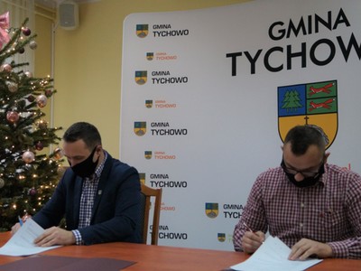 Na zdjęciu burmistrz Robert Falana i pełnomocnik firmy Ursus Dystrybucja Dawid Pac podpisują umowę