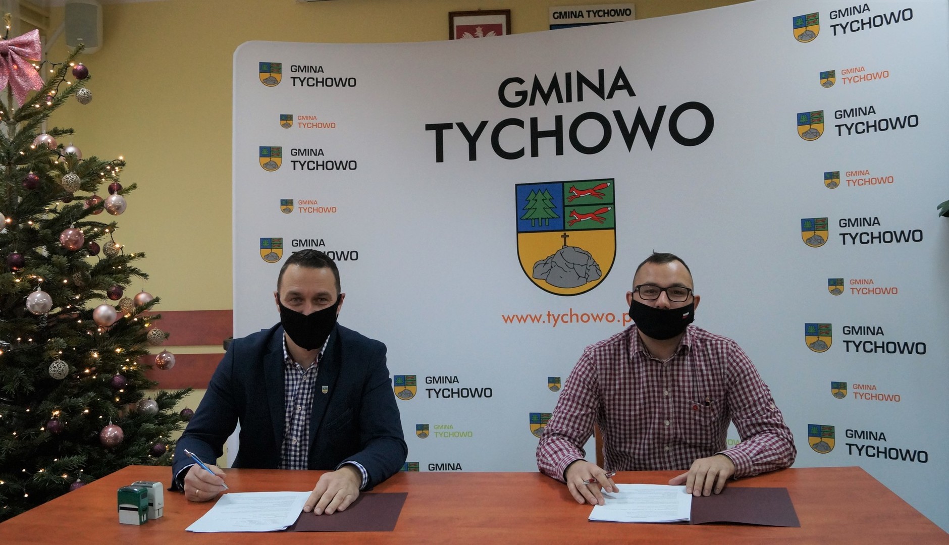 Na zdjęciu burmistrz Robert Falana i pełnomocnik firmy Ursus Dystrybucja Dawid Pac podpisują umowę