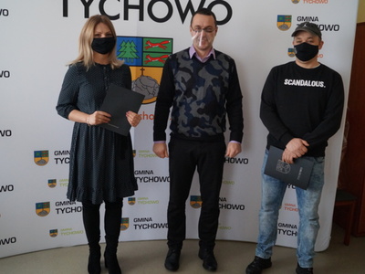 Na zdjęciu Dyrektor Szkoły Podstawowej Katarzyna Kalbarczyk, Burmistrz Tychowa Robert Falana oraz Arkadiusz Jeremicz wręczenie nagrody w konkursie